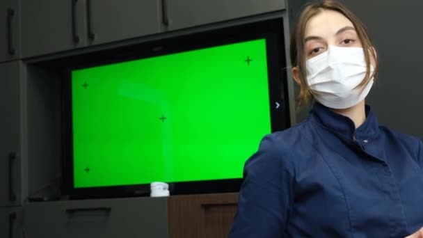 Retrato Una Doctora Con Una Máscara Cara Cerca Una Pantalla — Vídeo de stock