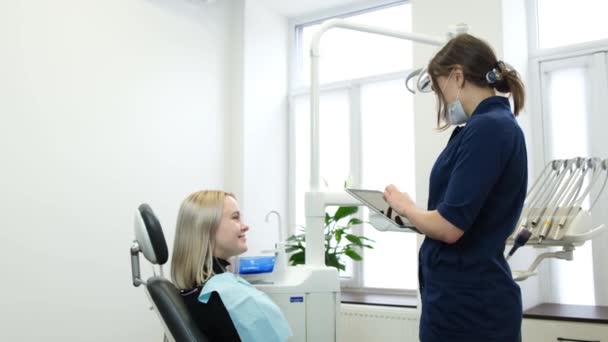 Een Vrouwelijke Tandarts Werkt Met Een Patiënt Een Moderne Tandheelkundige — Stockvideo