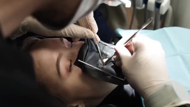 Zubaři Maskách Prohlížejí Ústa Pacientů Přístroji Práce Zubaře Asistenta Zdravotnictví — Stock video