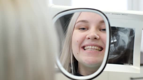 Kvinna Tandläkarstol Tittar Sina Tänder Behandlingen Patienten Nöjd Med Tandvården — Stockvideo