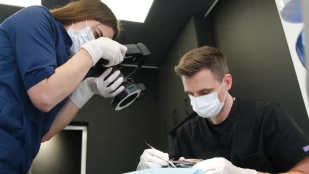 Zubař Vyšetřuje Pacienty Ústní Dutiny Asistent Fotografuje Zuby Týmová Práce — Stock video