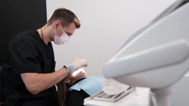戴口罩的男牙医用仪器检查病人的口腔 牙医工作 卫生保健和医药概念 无痛牙科治疗 — 图库视频影像