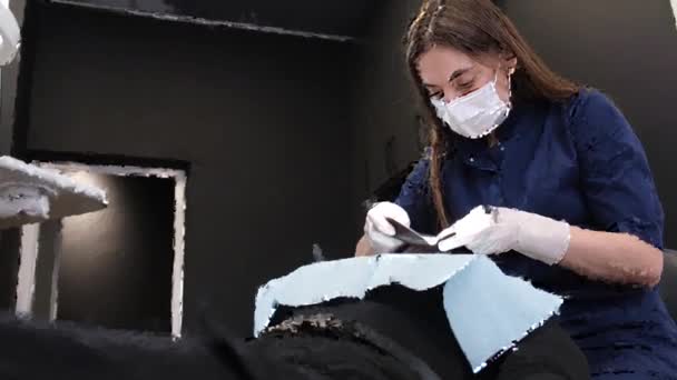 Trabajo Una Dentista Femenina Ella Examina Boca Los Pacientes Con — Vídeo de stock