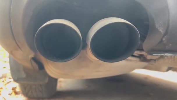 Двойные Выхлопные Трубы Начала Дизельного Автомобиля Концепция Загрязнения Воздуха Выхлопными — стоковое видео
