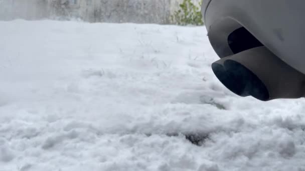 排気ガスを大気中に放出する排気管の閉鎖 ディーゼル車による大気汚染 冬の季節 — ストック動画