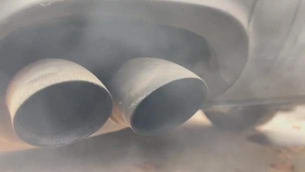Primo Piano Tubi Scarico Doppio Fumoso Una Startup Auto Diesel — Video Stock