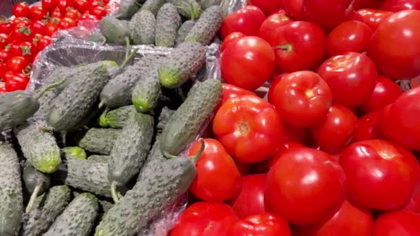 Bauernmarkt Mit Frisch Gepflücktem Gemüse Auf Der Theke Produkte Lokaler — Stockvideo