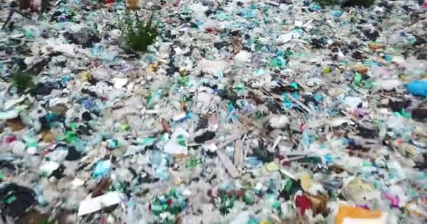 从城市垃圾填埋场的复印机里开枪射击城市化问题 废物处理和处置的必要性 对环境有害的废物 对生态圈的污染 — 图库视频影像