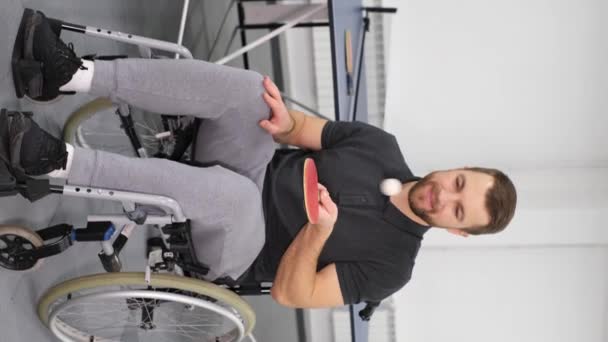 Retrato Jovem Bonito Uma Cadeira Rodas Com Uma Raquete Tênis — Vídeo de Stock