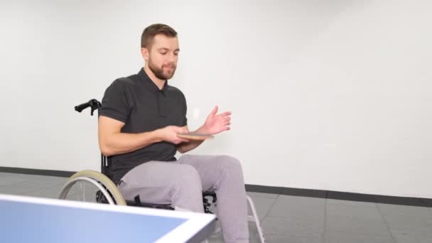 Egy Tolószékes Felnőtt Mozgássérült Férfi Asztaliteniszezik Egy Ping Pong Játék — Stock videók