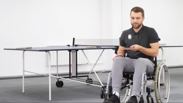 Nuori Vammainen Kaveri Pyörätuolissa Pelaa Pöytätennistä Urheilijalla Vaurioitunut Moottori — kuvapankkivideo