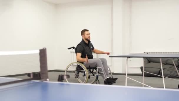 坐在轮椅上的男孩打乒乓球 残疾人运动 4K视频 — 图库视频影像