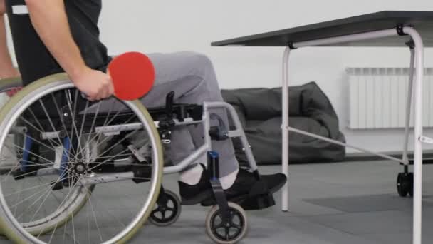 Ein Erwachsener Behinderter Mann Rollstuhl Spielt Tischtennis Ein Pingpong Spiel — Stockvideo