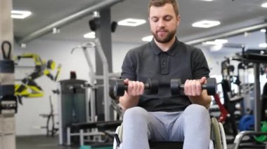 Rehabilitasyon merkezinde engelli adam eğitimi. Engellilerin rehabilitasyonu. 