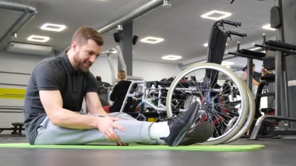 Seorang Pemuda Cacat Melakukan Latihan Mobilitas Gym Potret Lengkap Seorang — Stok Video