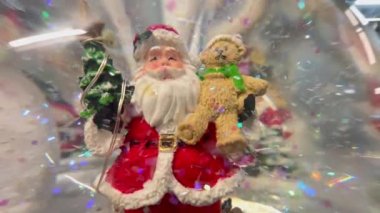 Cam yeni yıl balosu, vitrinde yeni yıl oyuncakları. Yeni yıl süslemeleri. Noel konsepti