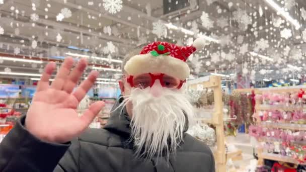 Sjov Mand Julemanden Claus Maske Vinker Goddag Mens Ser Kameraet – Stock-video