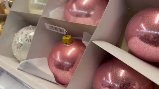 Een Vrouwenhand Neemt Een Kerstboom Speelgoed Selectie Van Nieuwjaarsdecoraties Winkel — Stockvideo