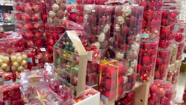 Noworoczne Zabawki Witrynie Sklepu Wybór Dekoracji Sylwestrowych Choinkę Koncepcja Świąteczna — Wideo stockowe