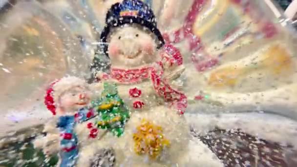 玻璃新年舞会 新年玩具在商店橱窗里 一些新年装饰品 圣诞节的概念 — 图库视频影像