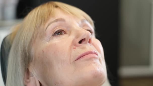 Förstärkning Läppen Med Hjälp Injektioner Gammal Kvinna Behandlas Plastikkirurg Estetisk — Stockvideo