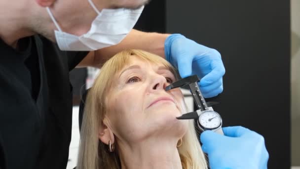 整形外科 美容の概念 整形外科手術中のシニア顔のクローズアップ 高齢者のための美容整形 — ストック動画