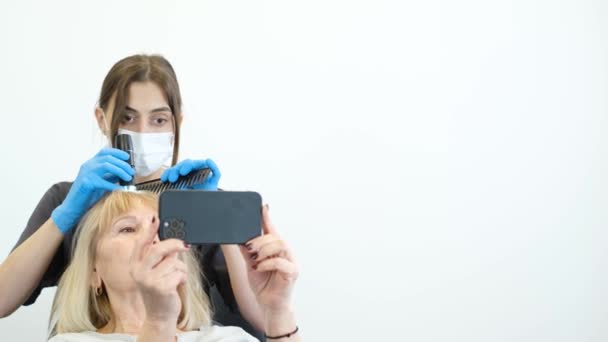 Przeprowadza Trichoskop Przez Skórę Głowy Patrzy Włosy Ekranie Smartfona Diagnoza — Wideo stockowe