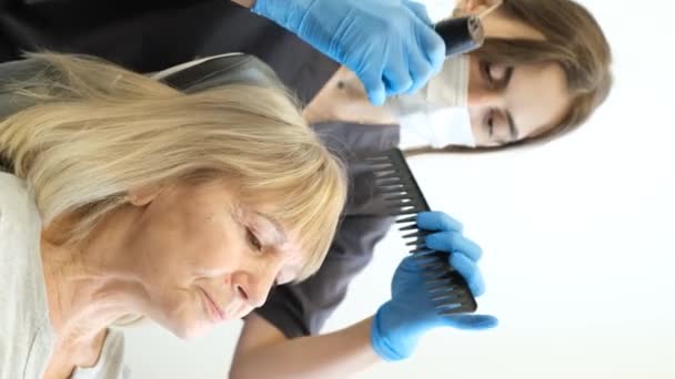 Tricholog Pracuje Šedesátiletou Klientkou Moderní Klinice Čištění Pokožky Hlavy Pomocí — Stock video