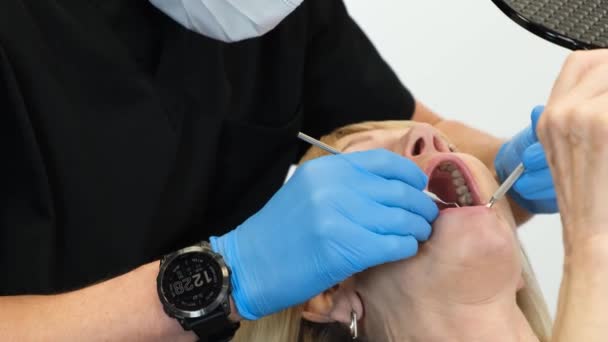 Dentista Examina Los Dientes Usando Instrumentos Dentales Estériles Una Anciana — Vídeo de stock