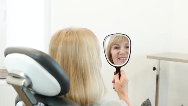 Yaşlı Bir Kadın Dişçiye Gitmekten Memnun Olur Aynaya Bakarken Güler — Stok video