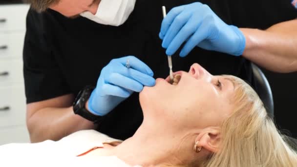 Uma Idosa Fazer Exame Dentário Médico Consulta Trata Uma Mulher — Vídeo de Stock