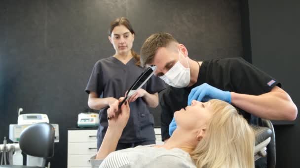 Der Zahnarzt Untersucht Die Zähne Mit Sterilen Zahnmedizinischen Instrumenten Eine — Stockvideo