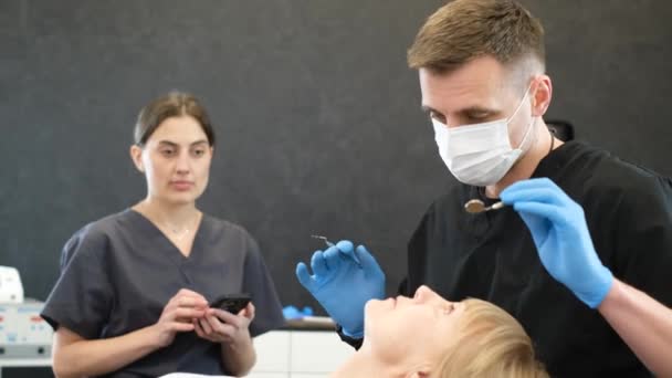 Kıdemli Bayan Hastayla Konuşan Dişçi Tedaviyi Açıklayan Geçmişi Bulanık Hemşire — Stok video