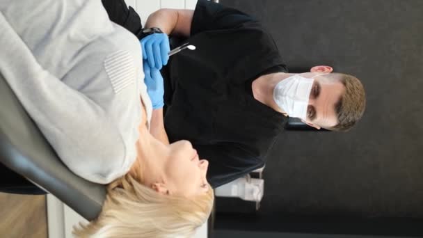 Красивий Чоловічий Стоматолог Розмовляє Літньою Пацієнткою Лікар Розповідає Про Лікування — стокове відео