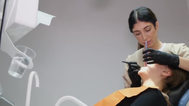 Όμορφη Κοπέλα Οδοντίατρος Αντιμετωπίζει Δόντια Στους Πελάτες Ένας Οδοντίατρος Μια — Αρχείο Βίντεο