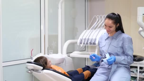 Ένα Αγόρι Στο Γραφείο Οδοντιάτρων Εξέταση Νέων Δοντιών Και Θεραπεία — Αρχείο Βίντεο