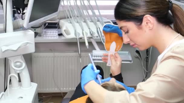 Dentystka Pracy Pacjentem Gabinecie Dentystycznym Badanie Stomatologia Zdrowe Zęby Medycyna — Wideo stockowe