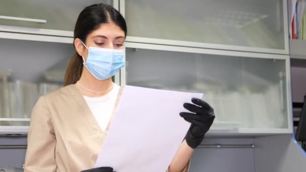 Een Vrouwelijke Plastisch Chirurg Onderzoekt Een Röntgenfoto Haar Kantoor Professionele — Stockvideo