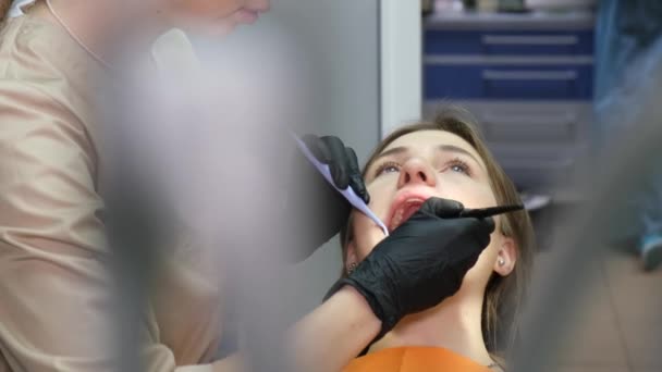 Dentysta Leczy Wypełnia Zgrzybiały Ząb Pacjentki Klinice Dentystycznej Stomatolog Leczący — Wideo stockowe