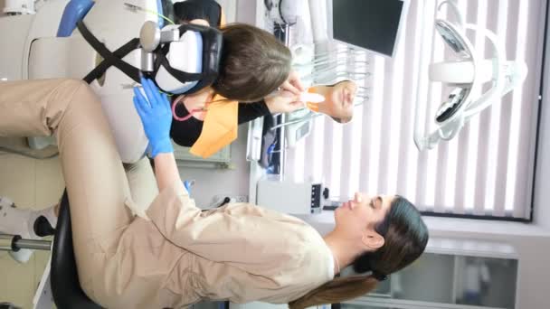 Hasta Muayene Eden Bir Dişçinin Portresi Dikey Video Şte Bir — Stok video