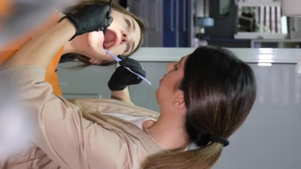 Stomatolog Diş Tutma Aletlerini Tedavi Ediyor Stomatoloji Dişçilik Diş Bakımı — Stok video