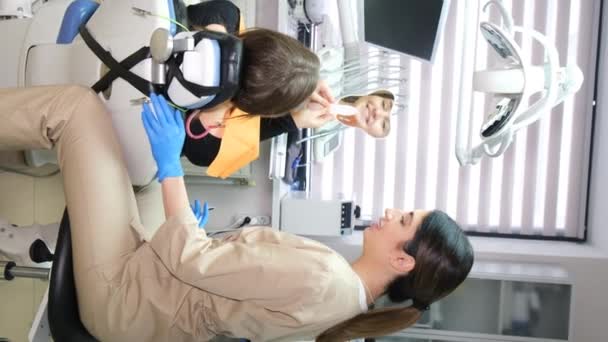 Dikey Video Kadın Dişçi Muayene Eder Hastaların Dişleri Üzerinde Çalışır — Stok video