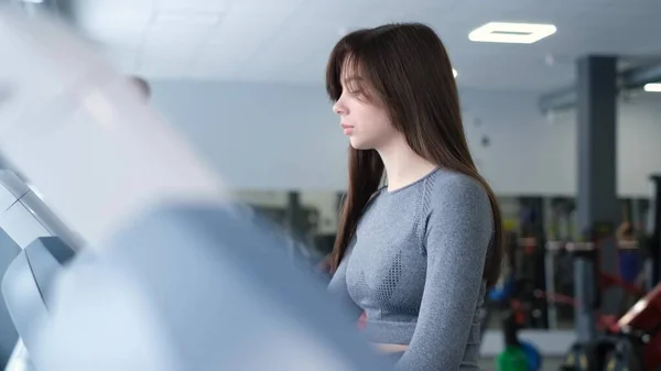 Jong Mooi Meisje Traint Een Loopband Doet Cardio Sportschool Crossfit — Stockfoto