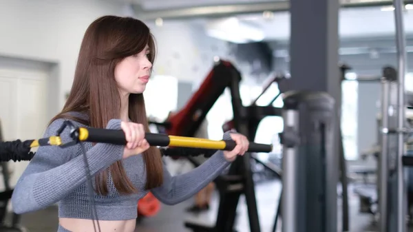 Молодая Женщина Сером Спортивном Костюме Тренирует Мышцы Рук Обучение Тренажерном — стоковое фото