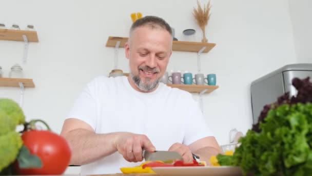 Vousatý Muž Středního Věku Připravuje Jídlo Moderní Bílé Kuchyni Kuchař — Stock video