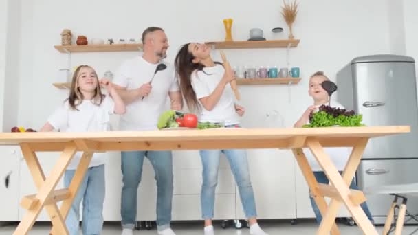 Wahnsinnig Glückliche Familie Mit Zwei Kindern Die Der Küche Mit — Stockvideo