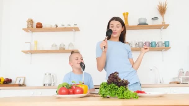 Χαρούμενη Μητέρα Και Μικρός Γιος Μπλε Shirts Διασκεδάζοντας Στην Κουζίνα — Αρχείο Βίντεο