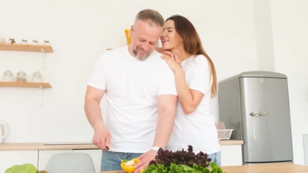 Atrakcyjny Mąż Europejskiego Wyglądu Żony Nowoczesnej Kuchni Para Zakochanych Domu — Wideo stockowe