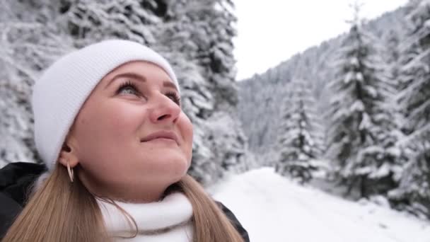 Krásná Dívka Stojící Nádherné Pohádkové Zimní Les Stromy Pokryté Sněhem — Stock video