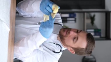 Dikey video, bir veteriner bir papağanı muayene ediyor. Avustralya vahşi yaşam veterineri. 4k video